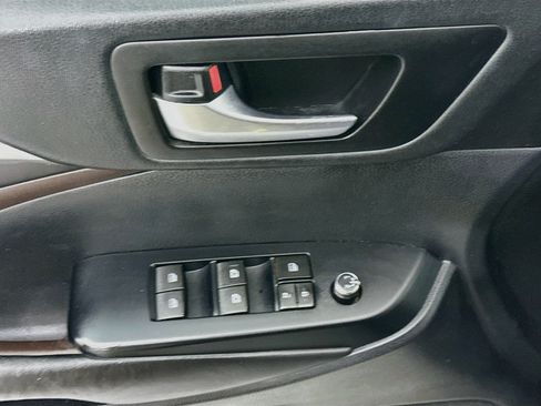 Used 2019 Toyota Highlander XLE FWD image 15