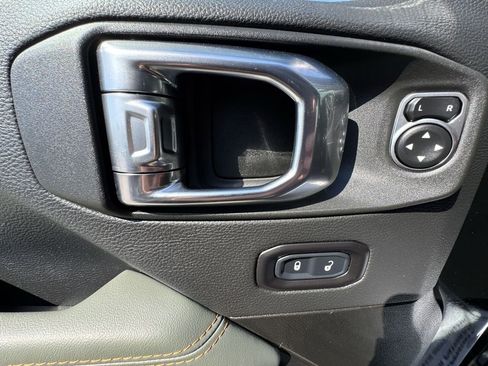 Used 2025 Jeep Gladiator Mojave AWD/4WD image 13