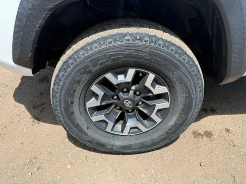 Used 2017 Toyota Tacoma TRD Off-Road w/ Premium & Technology Package AWD/4WD image 10