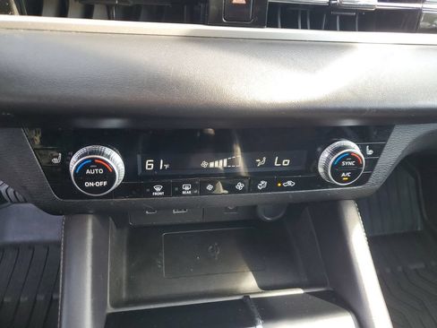Used 2024 Mitsubishi Outlander SE Black Edition FWD image 22