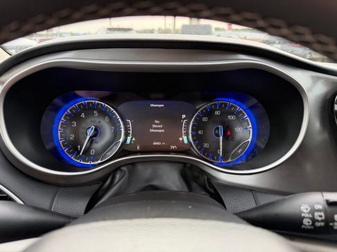 Used 2023 Chrysler Pacifica Touring-L FWD image 16