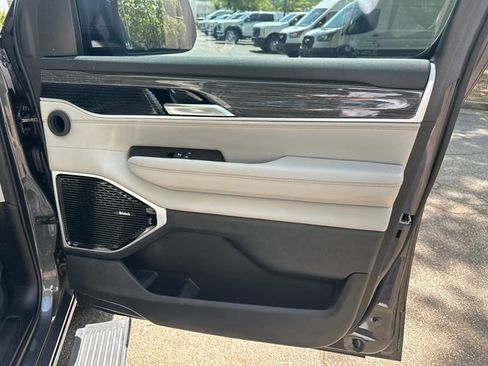 Used 2022 Jeep Wagoneer Series III w/ Premium Group I AWD/4WD image 16