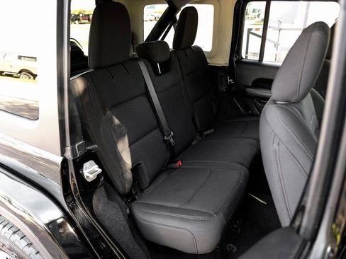 Used 2020 Jeep Wrangler Unlimited Sahara image 45