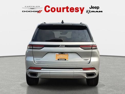 Certified 2022 Jeep Grand Cherokee Summit w/ Luxury Tech Group V AWD/4WD image 4