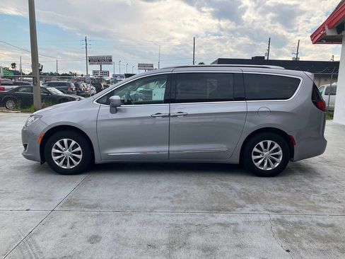 Used 2019 Chrysler Pacifica Touring-L image 3