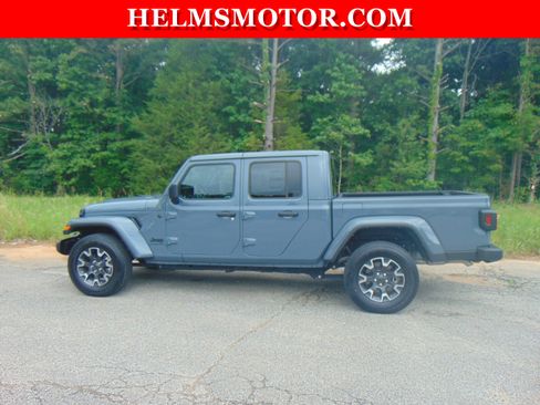 Certified 2024 Jeep Gladiator Sport w/ Premium Package AWD/4WD image 3