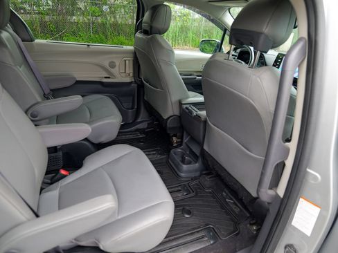 Used 2023 Toyota Sienna XLE FWD image 29
