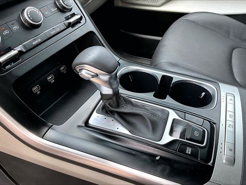 Used 2023 Kia Carnival LX image 16