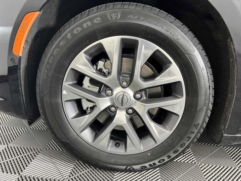 Used 2025 Chrysler Pacifica Pinnacle FWD image 12