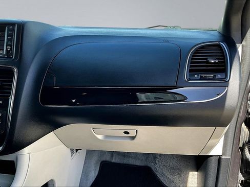 Used 2017 Dodge Grand Caravan SXT image 17