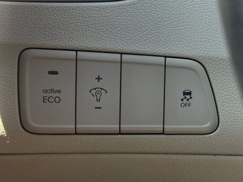 Used 2015 Hyundai Elantra SE FWD image 25