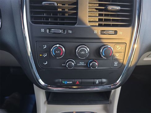 Used 2019 Dodge Grand Caravan SXT image 25