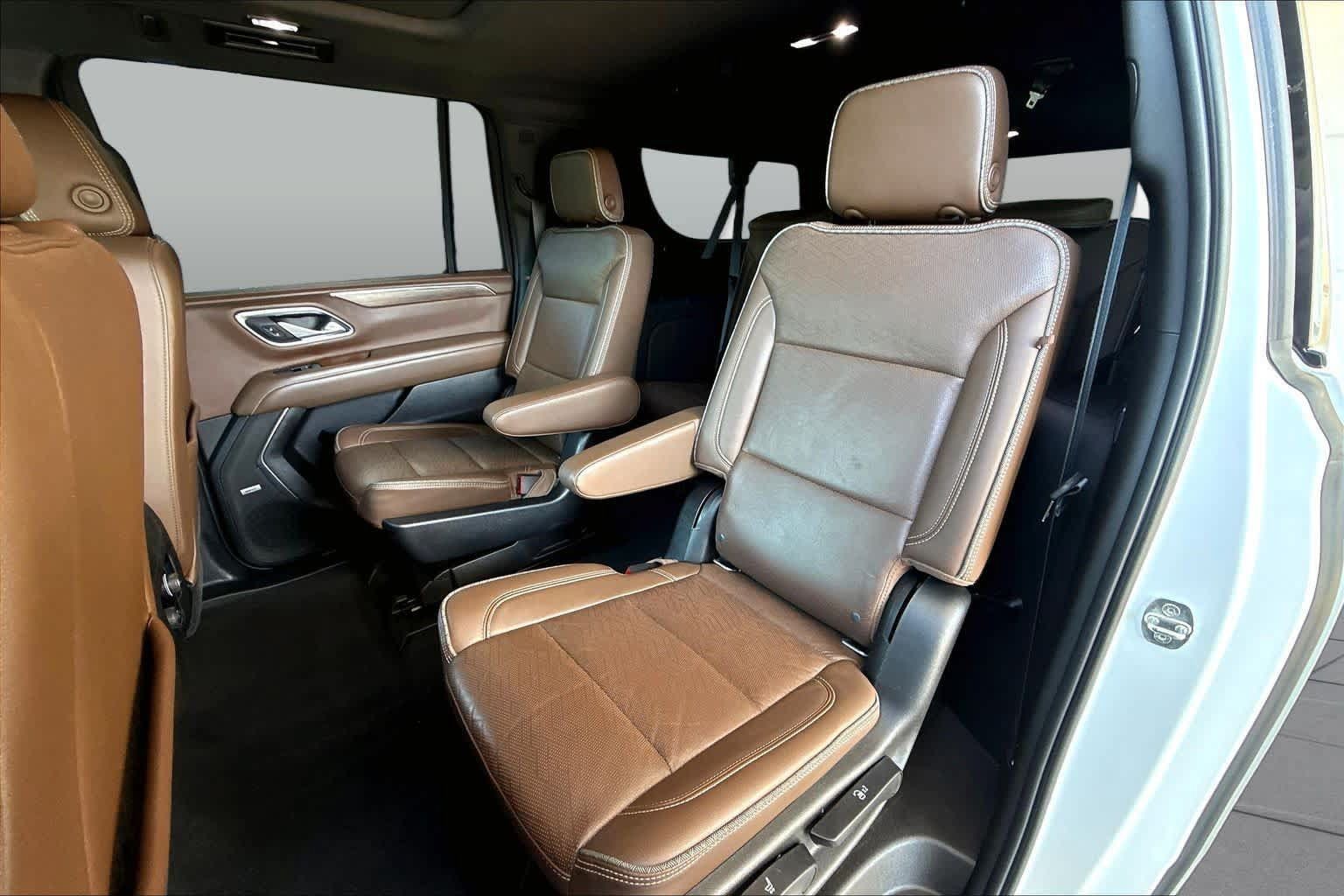 Used 2021 Chevrolet Suburban High Country w/ Premium Package AWD/4WD image 21
