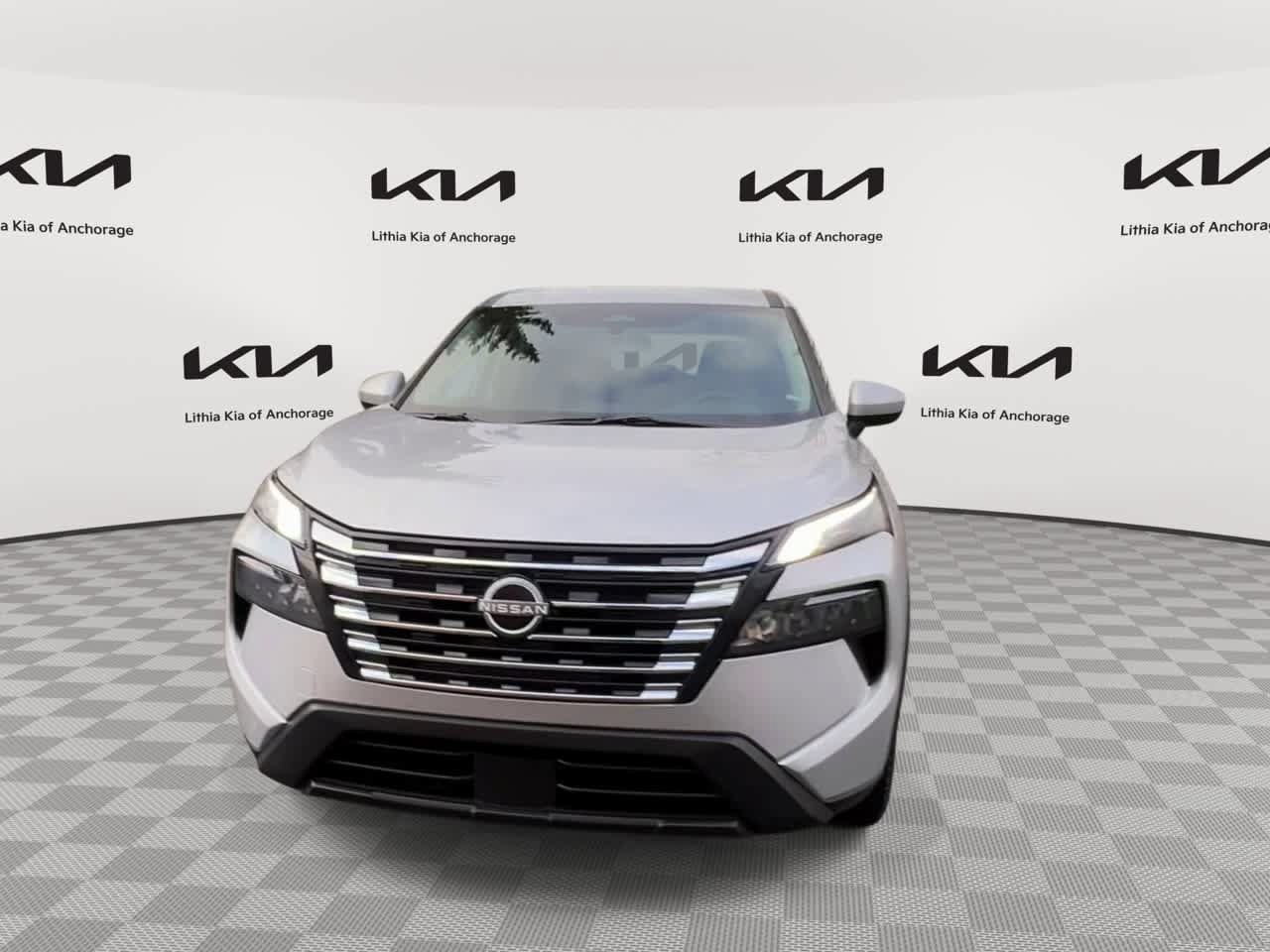 Used 2025 Nissan Rogue SV AWD/4WD image 3
