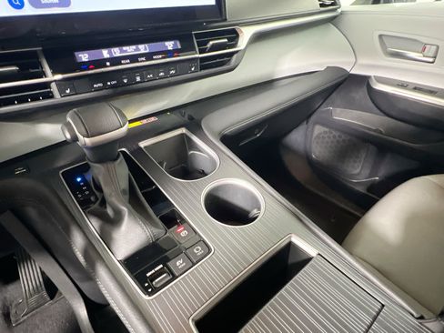 Used 2025 Toyota Sienna XLE FWD image 26