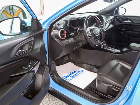 Used 2024 Chevrolet Trax RS w/ Sunroof Package FWD image 3