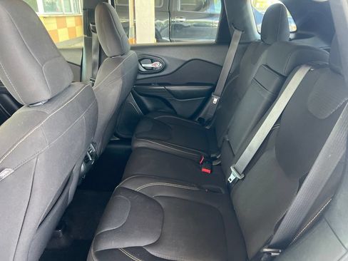 Used 2016 Jeep Cherokee Latitude w/ Cold Weather Group AWD/4WD image 8