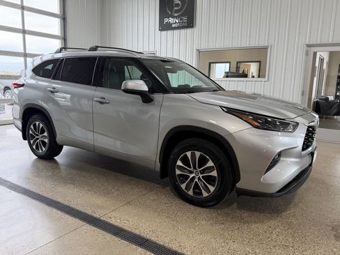 Used 2022 Toyota Highlander XLE AWD/4WD image 18