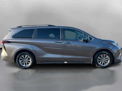 Used 2022 Toyota Sienna XLE w/ XLE Plus Package FWD image 7