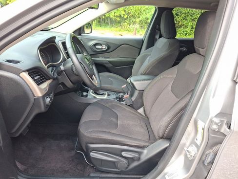 Used 2017 Jeep Cherokee Latitude w/ Cold Weather Group image 25