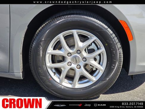 Used 2025 Chrysler Pacifica Select FWD image 9