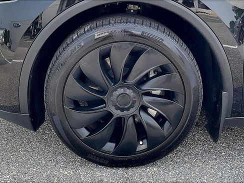 Used 2026 Tesla Model Y AWD image 9