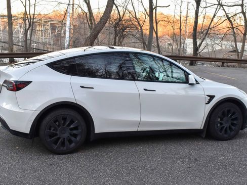 Used 2021 Tesla Model Y Long Range image 9