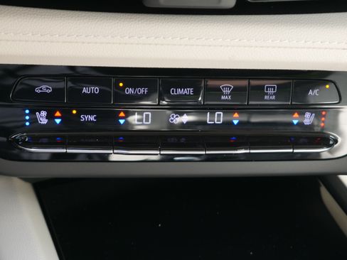 Used 2023 Buick Envision Avenir AWD/4WD image 22