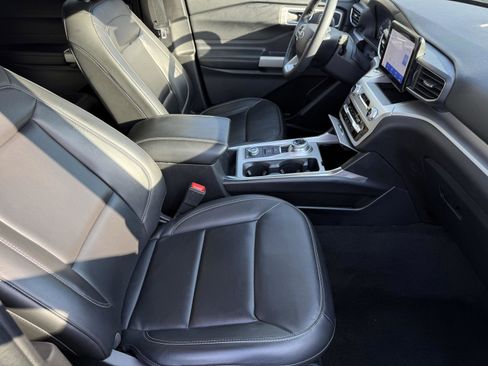 Used 2022 Ford Explorer XLT w/ Equipment Group 202A image 38