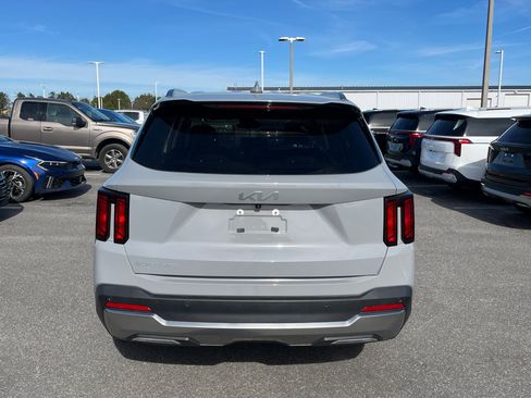 Used 2025 Kia Sorento S image 7