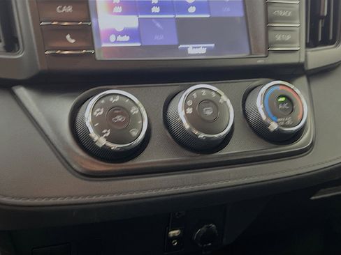 Used 2018 Toyota RAV4 LE FWD image 26