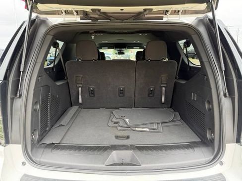 Used 2025 Chevrolet Suburban LS RWD image 8