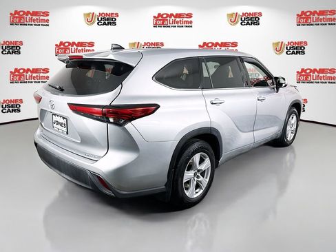 Used 2022 Toyota Highlander LE AWD/4WD image 15