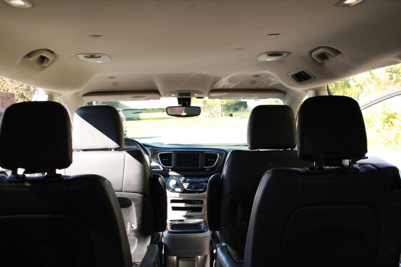 Used 2020 Chrysler Pacifica Touring-L FWD image 26