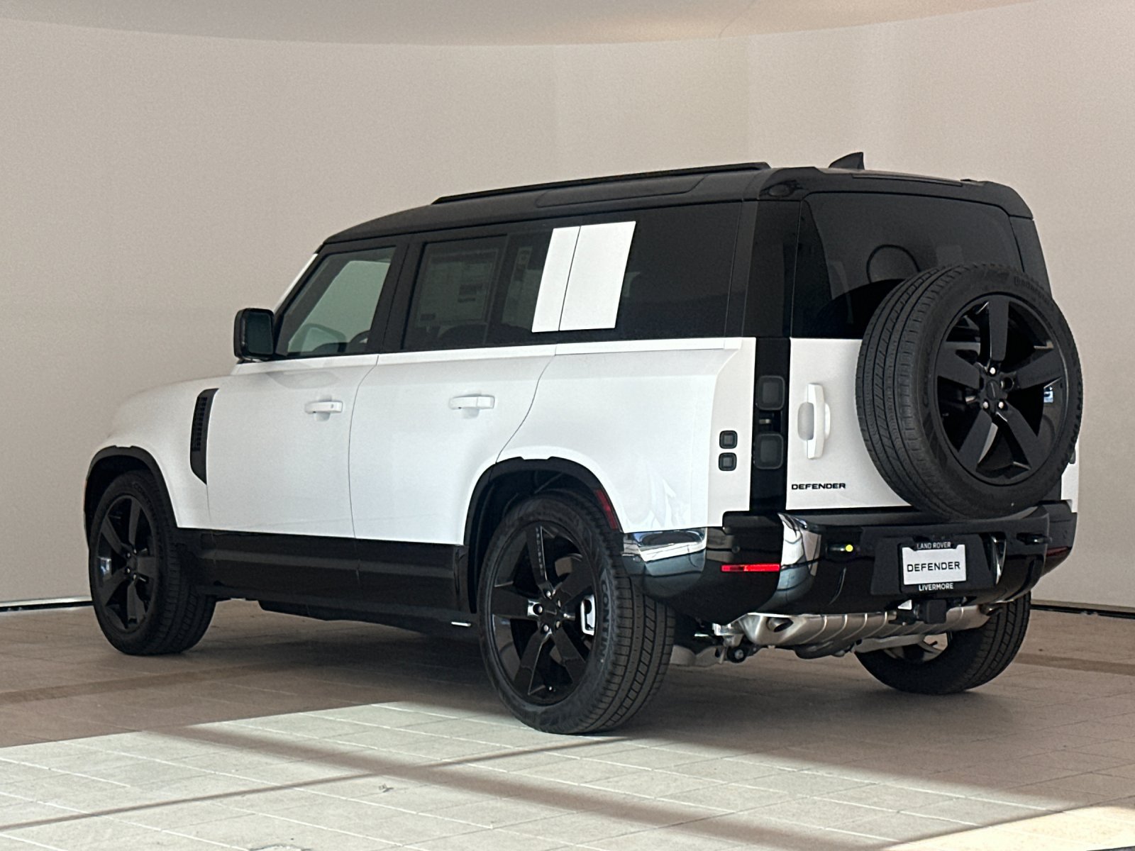 New 2026 Land Rover Defender 110 X-Dynamic SE AWD/4WD image 4