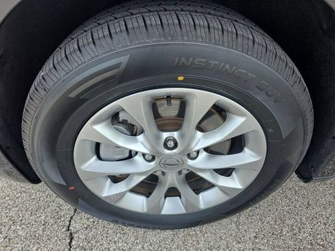 Used 2024 Chrysler Pacifica Touring-L AWD/4WD image 17