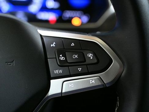 Used 2024 Volkswagen Tiguan SE image 38