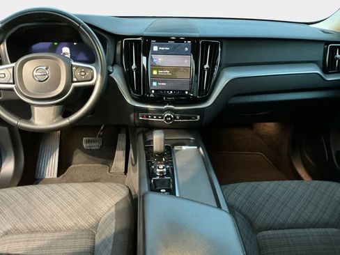Used 2022 Volvo XC60 B5 Momentum image 11