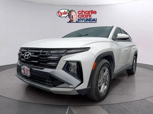 Used 2025 Hyundai Tucson SE image 1