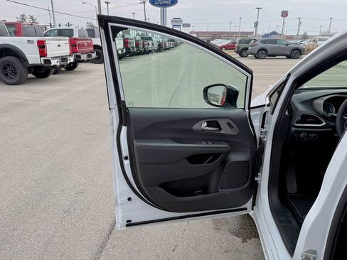 Used 2025 Chrysler Pacifica Select image 14