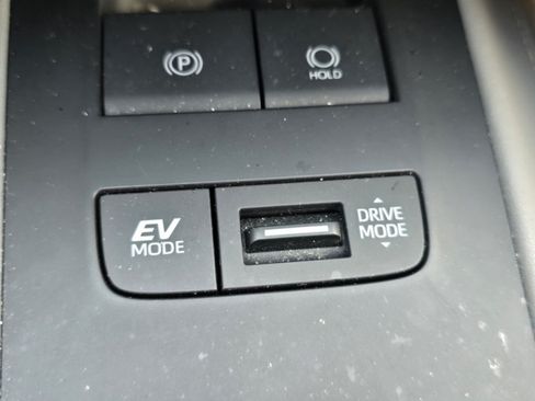 Used 2024 Toyota Venza XLE AWD/4WD image 7