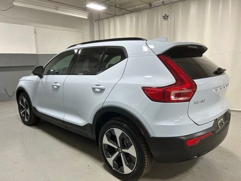 Used 2025 Volvo XC40 B5 Plus AWD/4WD image 2