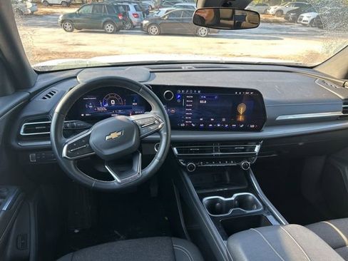 Used 2025 Chevrolet Traverse LT image 11