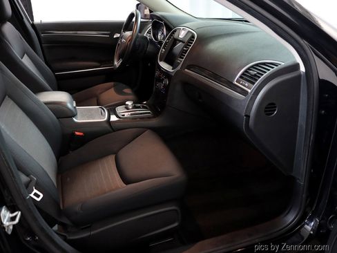 Used 2018 Chrysler 300 Touring image 33