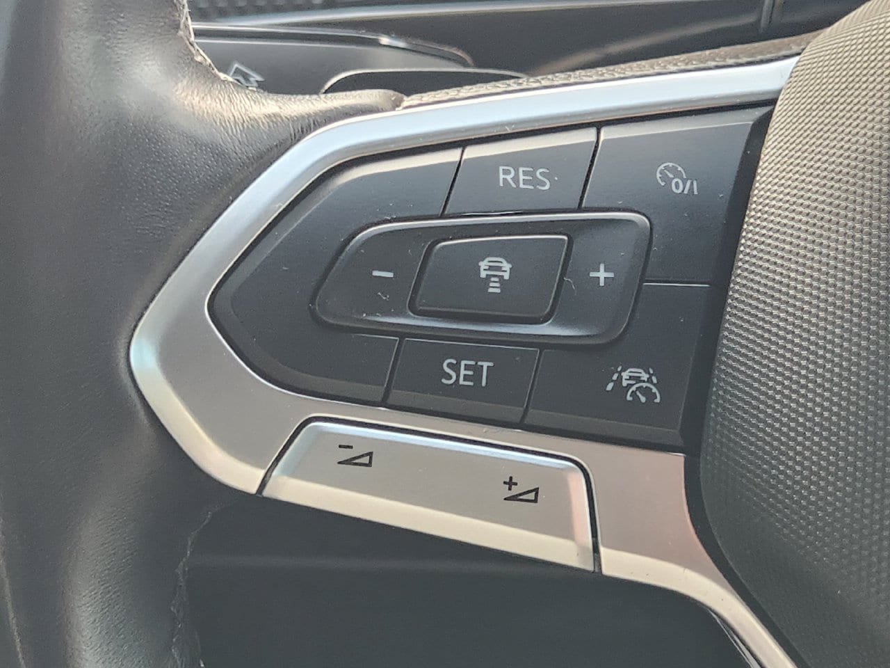 Used 2024 Volkswagen Atlas Cross Sport SEL Premium R-Line AWD/4WD image 27