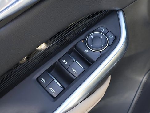 Used 2024 Cadillac XT4 Luxury w/ Cold Weather Package image 25