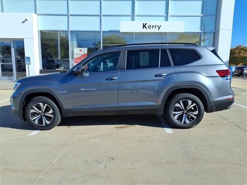 Certified 2025 Volkswagen Atlas SE image 2