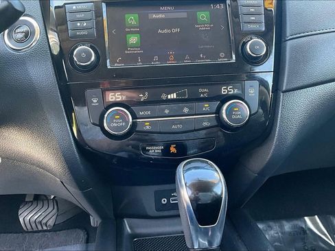 Used 2018 Nissan Rogue SV w/ Premium Package image 15