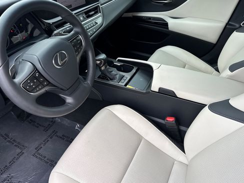 Used 2025 Lexus ES 300h w/ Premium Package FWD image 4