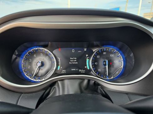 Used 2023 Chrysler Pacifica Touring-L FWD image 19